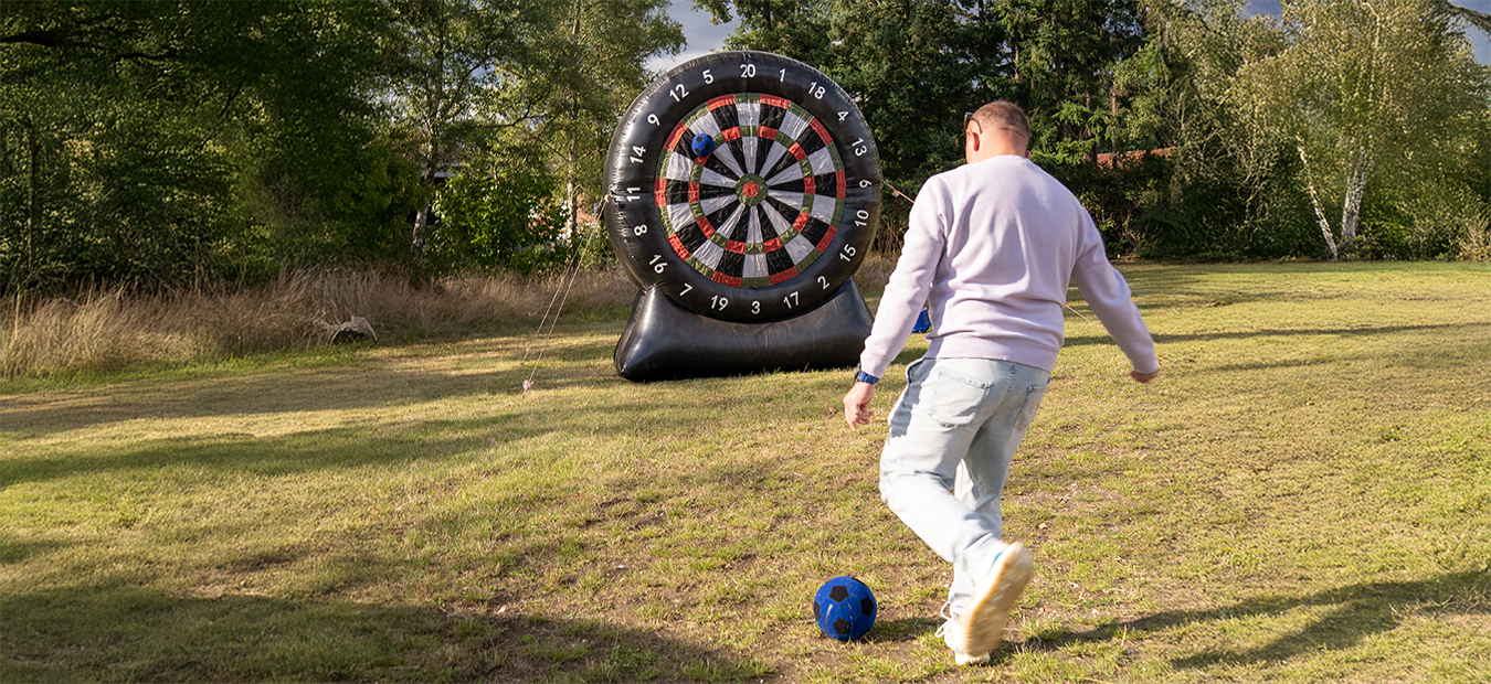 Schuss auf die große Fußball-Darts-Scheibe auf der Spielwiese.