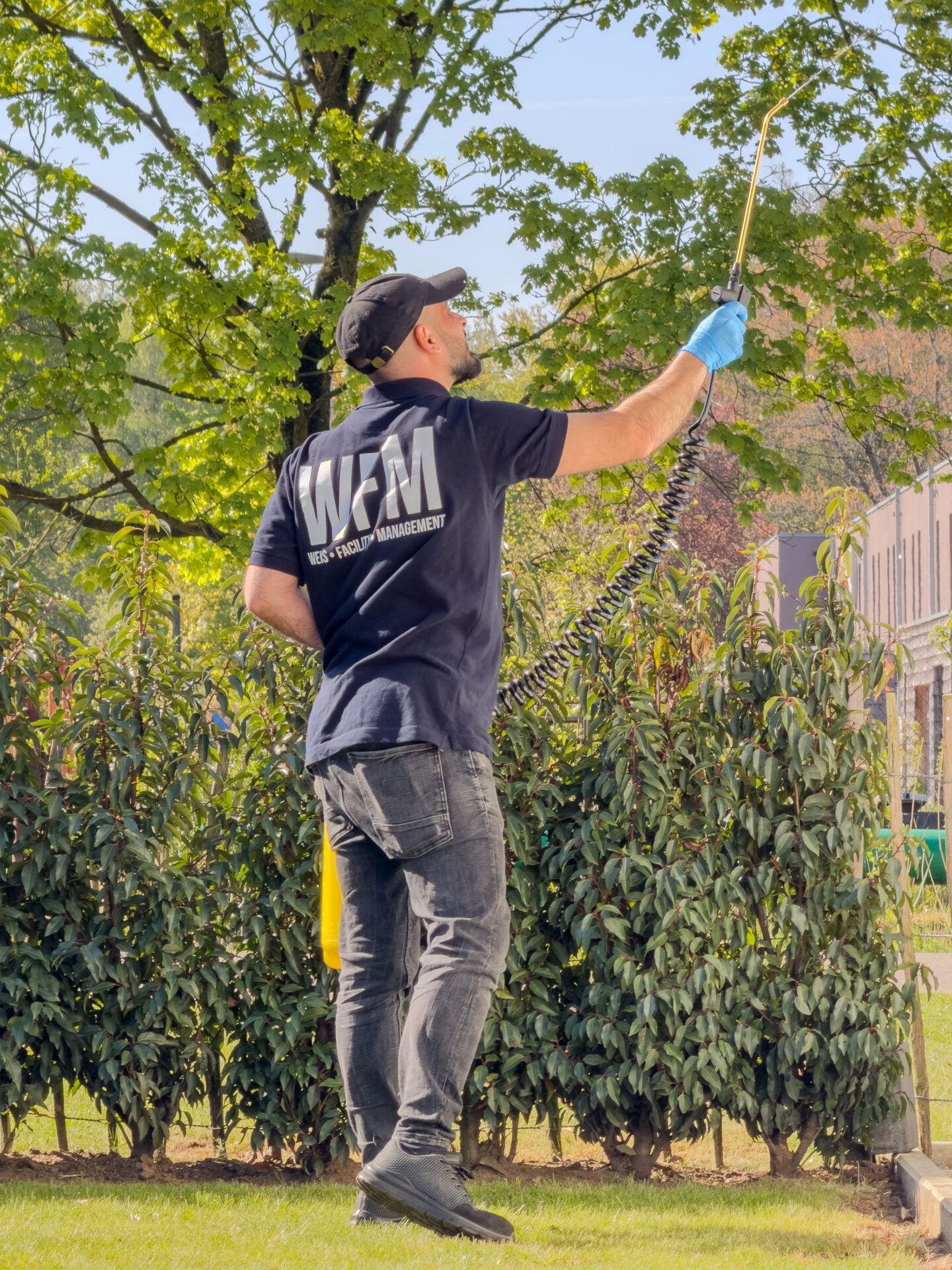 IMG_0332 Mitarbeiter von W.F.M. bei der Gebäudereinigung